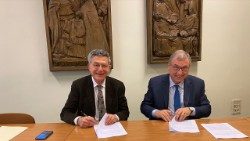 Paolo Ruffini y Vincenzo Buonomo firman el acuerdo entre el Dicastero per la Comunicación y la Pontificia Universidad Lateranense para la gestión de los servicios editoriales.