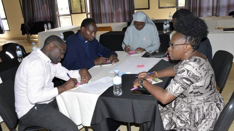 Les participants à la session de formation permanente sur la « Réception du Pacte Éducatif Africain selon l’esprit du Pape François », organisée à Kigali, au Rwanda, du 13 au 15 avril 2023; dans un atelier de travail.