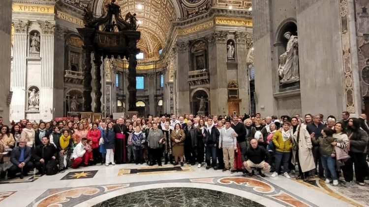 La delegación toledana visitó la Basílica de San Pedro antes de la audiencia con Francisco. (Foto: Fundación Madre de la Esperanza de Talavera de la Reina)