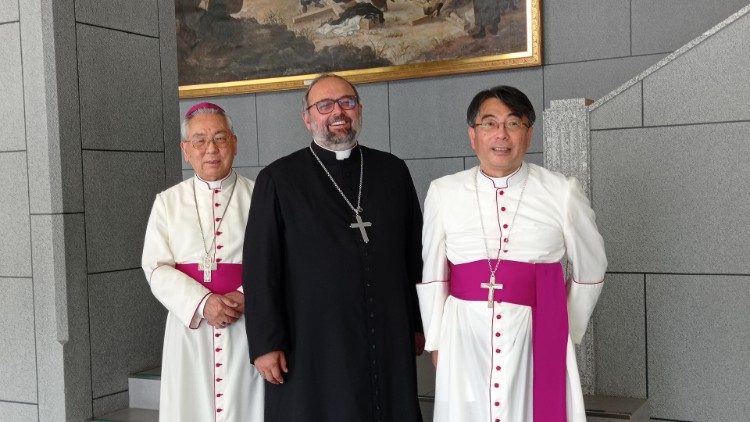 Da sinistra monsignor. Joseph Mitsuaki Takami, arcivescovo emerito di Nagasaki; nel centro monsignor Paolo Giulietti, arcivdescovo di Lucca; a destra monsignor Peter Michiaki Nakamura Arcivescovo di Nagasaki