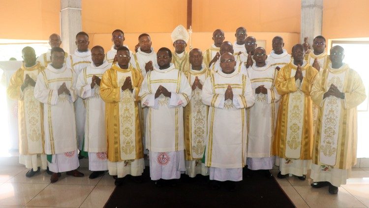 Les jeunes diacres autour de l'évêque après l'ordination