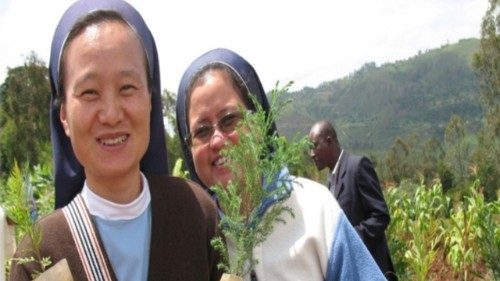 Religiosas comprometidas en una comunidad rural para proteger los cultivos de los efectos del cambio climático