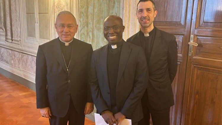 Monsignor Anthony Onyemuche Ekpo insieme al Sostituto Edgar Peña Parra e all’Assessore Roberto Campisi