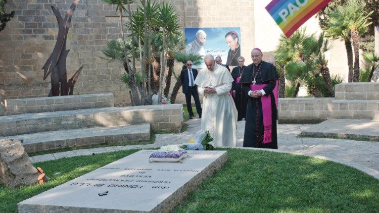 20 de abril de 2018: o Papa Francisco reza no túmulo de dom Tonino Bello em Alessano, Lecce (Vatican Media)