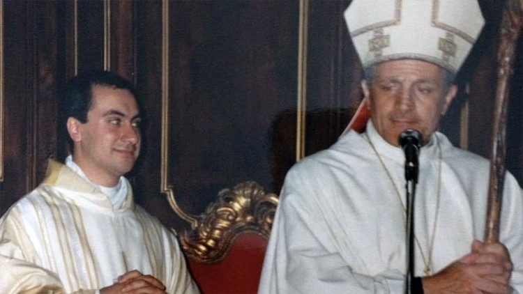 Don Vito Bufi con il suo vescovo Tonino Bello, il giorno dell'ordinazione sacerdotale