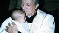 Don Tonino Bello, vescovo di Molfetta (1935-1993) in un battesimo, foto Annarita De Palma