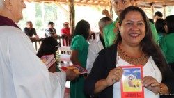 O povo Sateré-Mawé das regiões de Andirá e Marau, diocese de Parintins, no Amazonas, com a Bíblia da Criança