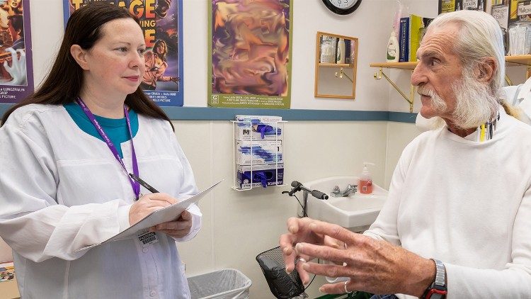 Sor Jennifer conversa con un paciente sobre sus necesidades en el momento del alta (cortesía de Catholic Charities West Virginia)