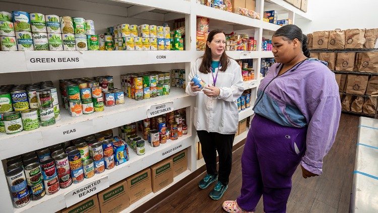 Suor Jennifer spiega a una paziente l’importanza di scegliere cibo sano (per gentile concessione di Catholic Charities West Virginia)