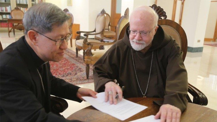 Les cardinaux Seán Patrick O'Malley et Luis Antonio Tagle signent l'accord de coopération pour la prévention des abus envers les personnes les plus fragiles, le 21 avril 2023. 