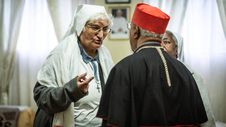 Da esquerda para a direita: irmã Giovanna Bianchi, ecônoma da Província das Filhas de Maria Auxiliadora (salesianas), da Etiópia, Sudão e Sudão do Sul, cardeal Berhaneyesus Souraphiel, arcebispo de Adis-Abeba, e irmã Marie Dominique Mwema, superiora provincial das Filhas de Maria Auxiliadora na Etiópia. Foto Giovanni Culmone Gsf