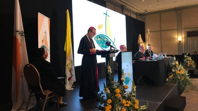 Монсеньор Гуджероти на откриването на симпозиума в Никозия