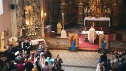 Ks. Damian Gaborij odprawiający wielkanocną Boską Liturgię ze swoją parafią w Budapeszcie
