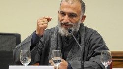 O. Jihad Youssef podczas konferencji w Nikozji