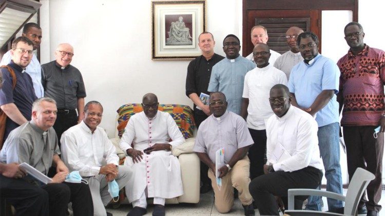 Les participants à la rencontre continentale des Sociétés Missionnaires de Vie Apostolique, ont rendu visite au cardinal Jean Pierre Kutwa, archevêque d’Abidjan, en Côte d’Ivoire.