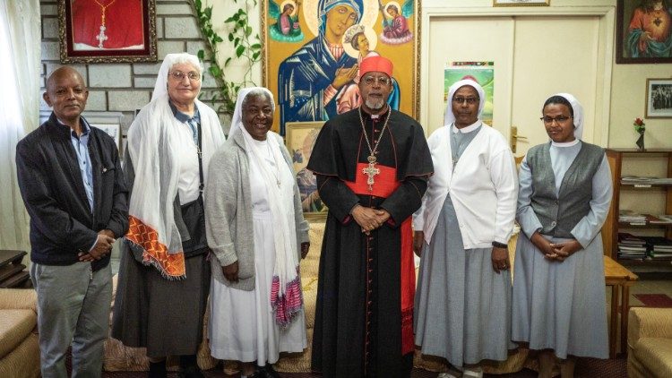 No centro, o cardeal Berhaneyesus Souraphiel, arcebispo de Adis-Abeba. Da esquerda para a direita: Solomon Dejene, coordenador do projeto intercongregacional, irmã Giovanna Bianchi, ecônoma da província das Filhas de Maria Auxiliadora (salesianas) da Etiópia, Sudão e Sudão do Sul. Depois do cardeal, irmã Marie Dominique Mwema, superiora provincial das Filhas de Maria Auxiliadora na Etiópia, irmã Abrehet Kahssay, superiora provincial das Irmãs Ursulinas de M.V. I de Gandino na Etiópia, irmã Azeb Beyene, diretora do Instituto Sitam (alfaiataria e design de moda) das Irmãs Ursulinas em Adis-Abeba. Foto Giovanni Culmone Gsf