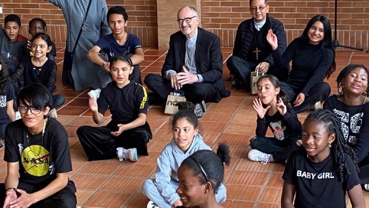 El cardenal Michael Czerny con los niños de Cazucá 