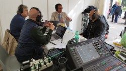 Monsignor Baldassare Reina, a destra, nello studio mobile di Radio Vaticana - Vatican News allestito al Pincio per il Villaggio per la Terra, di cui la testata è media partner