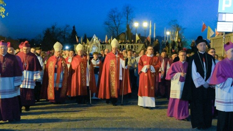 Procesja z relikwiami św. Wojciecha w wigilię uroczystości, Gniezno, 22 kwietnia 2023.
