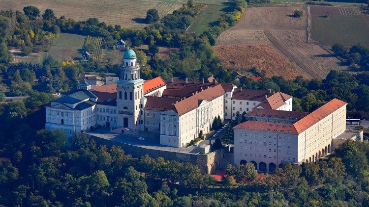Benediktinska opatija v Pannonhalmi je bila zgrajena v času vladavine kralja Štefana I. 