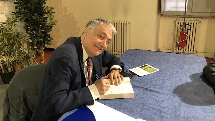 L'autore firma una copia del suo libro