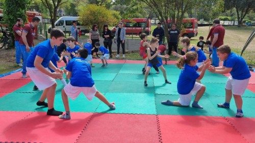 Bambini fanno sport nel Villaggio della Terra di Villa Borghese a Roma