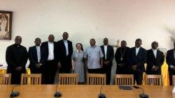 Ir. Roberta Tremarelli com os Bispos da CEAST (Angola)