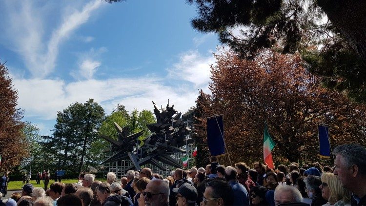 Mattarella ha deposto una corona di alloro al monumento della Resistenza, a Cuneo, che rappresenta lo scoppio di una bomba (foto di N. Palermo)