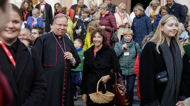 Vilniaus arkivyskupas G. Grušas ir  „Caritas“ vadovė A. Kairienė