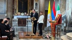 Diplomatas armênios falam durante a cerimônia na Basílica de São Bartolomeu (Vatican Media)