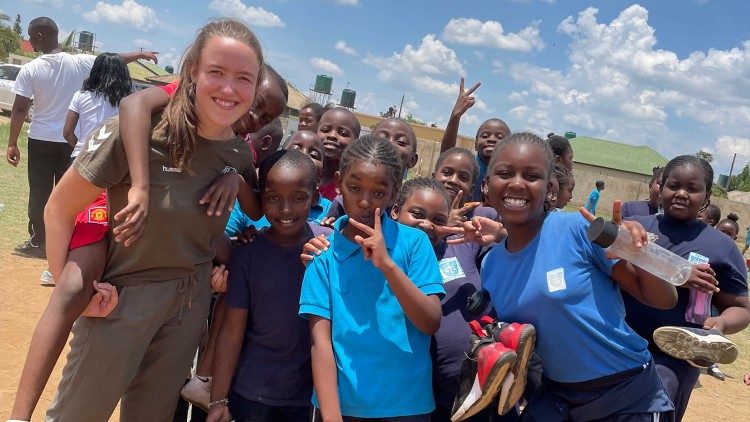 Eva, una giovane collaboratrice delle suore, fa sport con i bambini dello Zambia