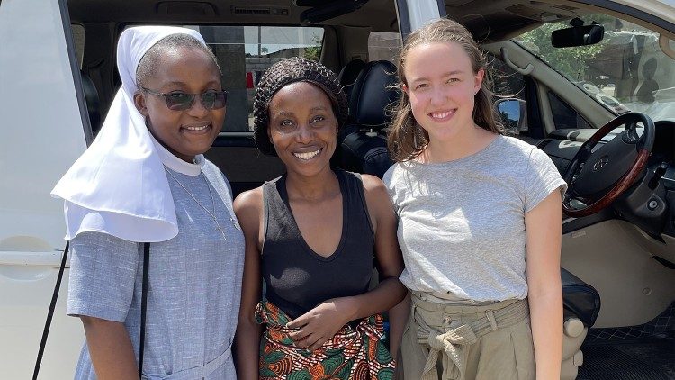 जाम्बिया में एक युवा सहयोगी के साथ मेनजिंगन के पवित्र क्रूस की एक धर्मबहन