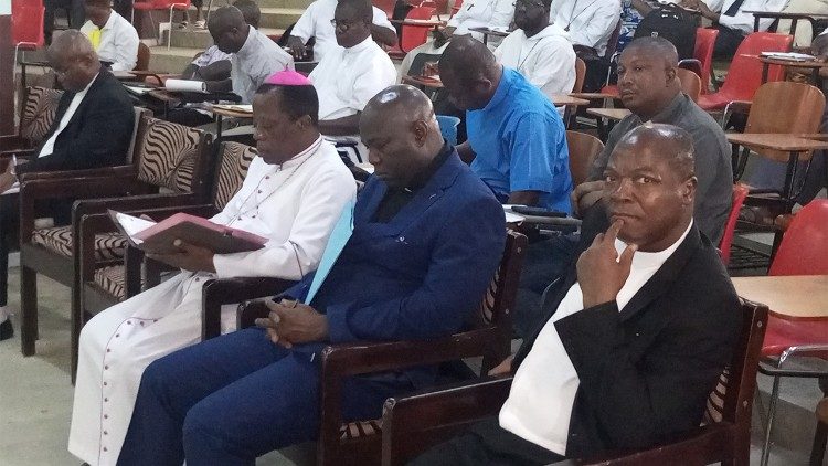 Les participants à la conférence de restitution du Symposium pour "une théologie du sacerdoce 