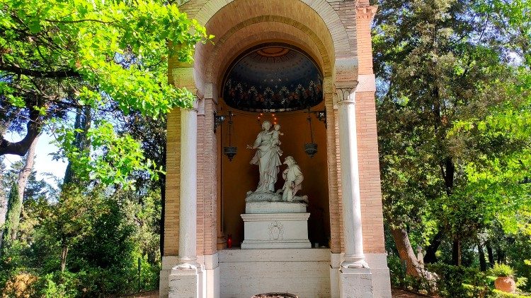 La Virgen de la Guardia en los Jardines Vaticanos