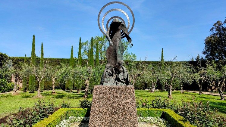 Nuestra Señora de Fátima en la escultura de F. C. Shradi en los Jardines Vaticanos