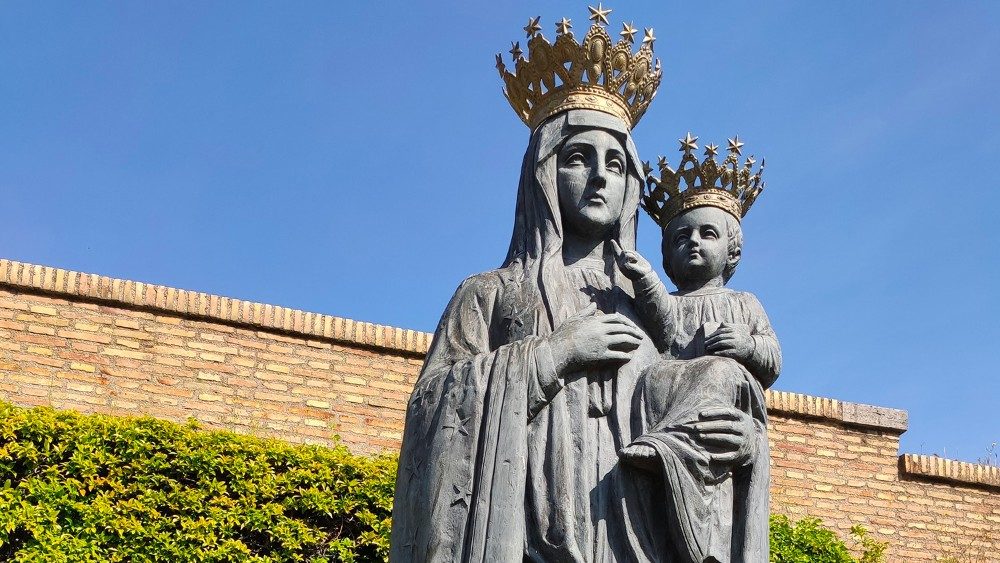 La Vierge noire de Częstochowa (Pologne) dans les jardins du Vatican. 
