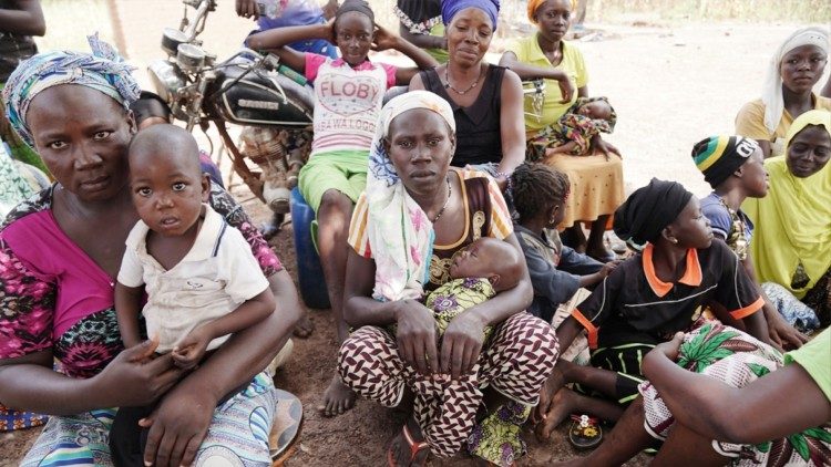 Geflüchtete Frauen mit ihren Kindern in Burkina Faso (Bild: Kirche in Not ACN)
