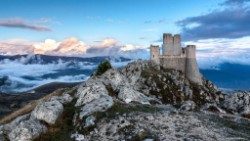 Rocca-Calascio-LAquila-Castello-panorama-Abruzzo-2jpeg.jpeg