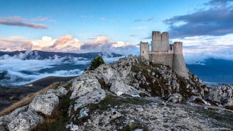 Il castello di Rocca Calascio, a 1520 metri d'altezza, in Abruzzo, provincia de L'Aquila, nel Parco nazionale del Gran Sasso e Monti della Laga