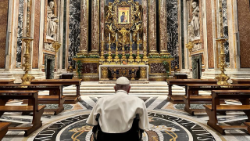 El Papa en oración ante el icono de la Virgen Salus Populi Romani.