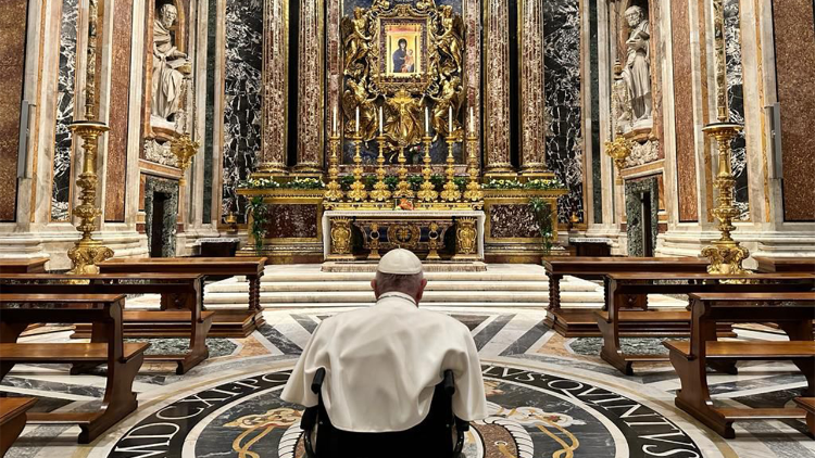 El Papa en oración ante el icono de la Virgen Salus Populi Romani. 