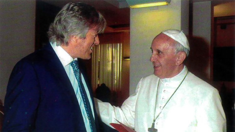 Alejandro Roemmers con el Papa Francisco en el 2013, cuando le entregó su poesía