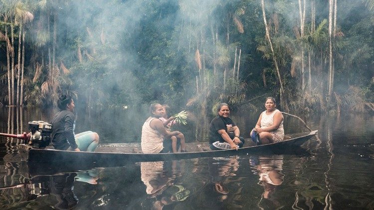 Una famiglia che coltiva mandioca in Amazzonia
