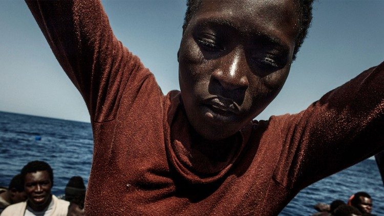 Una de las fotografías que componen la exhibición muestra a una mujer rescatada luego de una travesía por el Mediterráneo.