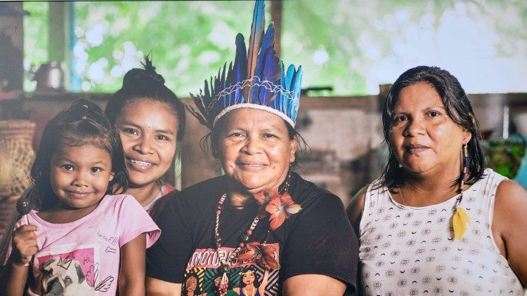 Na foto, uma família pertencente ao povo indígena na Amazônia brasileira