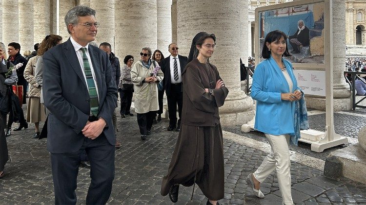 Lia Beltrami (a la derecha) ilustra la exposición en la columnata de San Pedro. También están presentes Sor Raffaella Petrini, Secretaria General de la Gobernación Vaticana, y Paolo Ruffini, Prefecto del Dicasterio para la Comunicación.