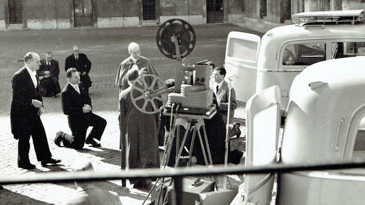 Pijus XII su kino operatoriais