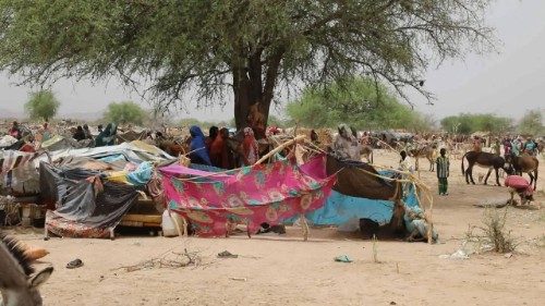 Sudan, civili in fuga all’assalto dei porti. L’Onu: in 800 mila pronti a partire