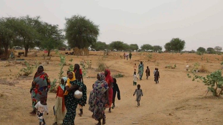 Des réfugiés venant du Soudan arrivent au Tchad, début mai.