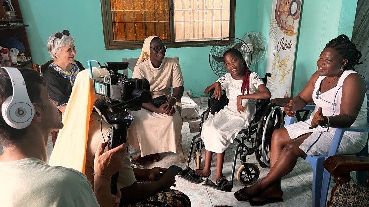 En el set con María Lía Zervino, sr. Veronique, Benedicta Sokpo (psicóloga) y Agnes Sokpo (reflexóloga)